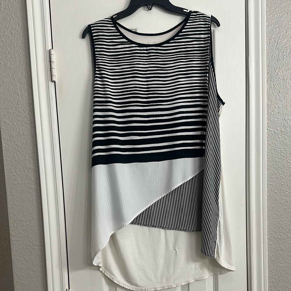 Fun geometric layers of black and white stripes - Chicos Size 3